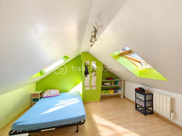 📍 Le Plessis Belleville
Découvrez cette belle maison individuelle offrant 106 m² de surface habitable et implantée sur un terrain de 518 m².
Dès l'entrée, vous découvrirez une agréable pièce de vie d'environ 40 m², composée d'un espace séjour convivial avec cuisine ouverte, idéal pour partager des moments en famille ou entre amis.

🏠 Au rez-de-chaussée
Une pièce de vie avec cuisine ouverte d'environ 40 m²
3 chambres
1 salle d'eau
1 wc
Une grande buanderie d'environ 14 m2

🛏️ À l'étage
Un palier dessert :
2 chambres
1 salle d'eau avec wc

Au total, la maison propose 5 chambres, offrant de nombreuses possibilités pour une grande famille, le télétravail ou l'aménagement d'une chambre d'amis.

🌿 À l'extérieur
La maison bénéficie d'un terrain de 518 m², permettant de profiter pleinement des beaux jours et d'aménager différents espaces extérieurs.

☀️ Les + de la maison
✔️ Maison individuelle
✔️ 106 m² de surface habitable
✔️ 140 m² de surface au sol
✔️ 5 chambres
✔️ 2 salles d'eau
✔️ Grande buanderie
✔️ Véranda
✔️ Panneaux solaires
✔️ Volets roulants
✔️ Terrain de 518 m²

📍 Un bien familial situé au Plessis Belleville, dans un secteur recherché et à proximité des commodités.

📞 Vous souhaitez découvrir cette maison ou obtenir davantage d'informations ? Contactez-moi pour organiser une visite.