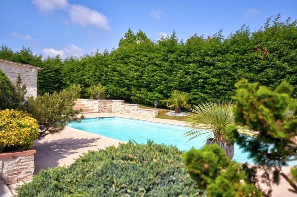 Craponne - Maison traditionnelle de 172 m² - Terrain d'environ 1050 m² - 4 chambres - Piscine - garage- studio indépendant de 50m2