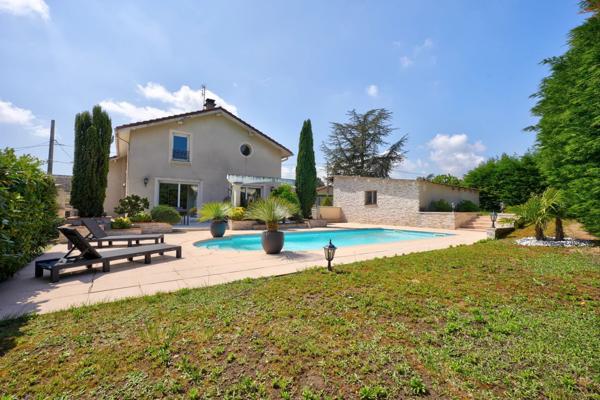 Craponne - Maison traditionnelle de 172 m² - Terrain d'environ 1050 m² - 4 chambres - Piscine - garage- studio indépendant de 50m2