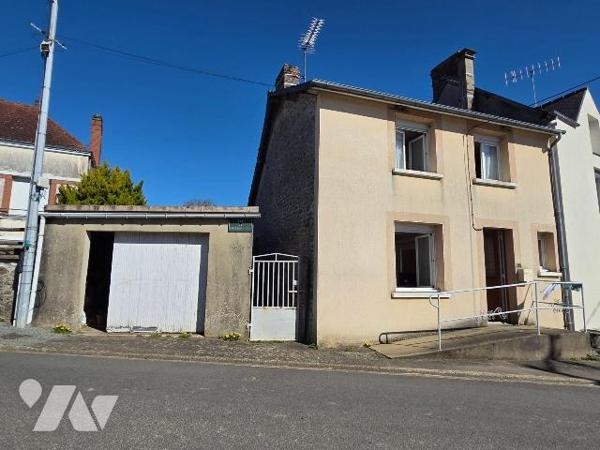 10 min. VILLAINES-LA-JUHEL (53), maison de bourg avec cuisine aménagée + espace repas, salon/sé...