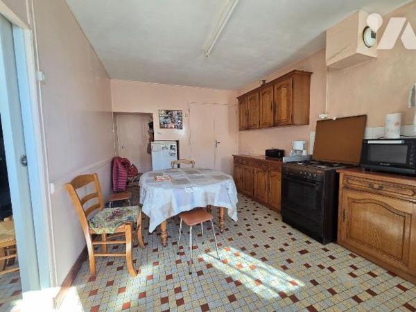 10 min. VILLAINES-LA-JUHEL (53), maison de bourg avec cuisine aménagée + espace repas, salon/sé...