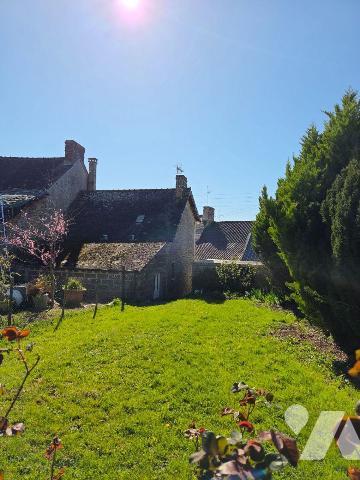 10 min. VILLAINES-LA-JUHEL (53), maison de bourg avec cuisine aménagée + espace repas, salon/sé...