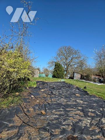 10 min. VILLAINES-LA-JUHEL (53), maison de bourg avec cuisine aménagée + espace repas, salon/sé...