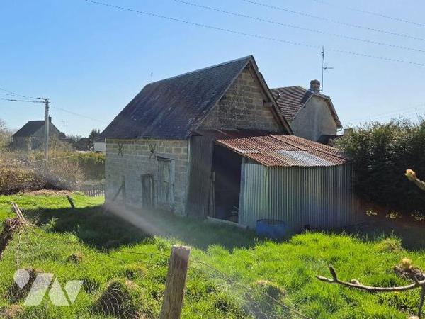 10 min. VILLAINES-LA-JUHEL (53), maison de bourg avec cuisine aménagée + espace repas, salon/sé...