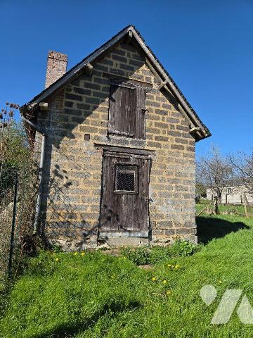 10 min. VILLAINES-LA-JUHEL (53), maison de bourg avec cuisine aménagée + espace repas, salon/sé...