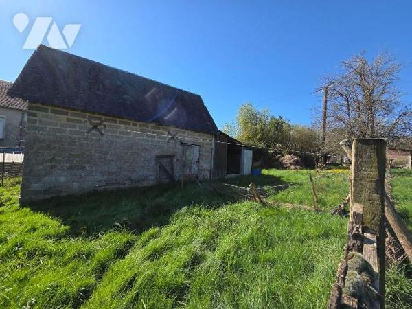 10 min. VILLAINES-LA-JUHEL (53), maison de bourg avec cuisine aménagée + espace repas, salon/sé...