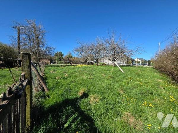 10 min. VILLAINES-LA-JUHEL (53), maison de bourg avec cuisine aménagée + espace repas, salon/sé...
