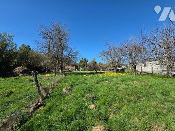 10 min. VILLAINES-LA-JUHEL (53), maison de bourg avec cuisine aménagée + espace repas, salon/sé...