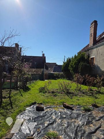 10 min. VILLAINES-LA-JUHEL (53), maison de bourg avec cuisine aménagée + espace repas, salon/sé...