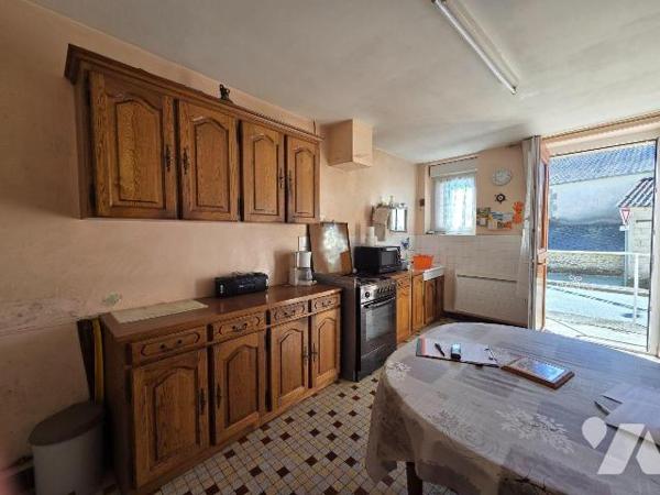 10 min. VILLAINES-LA-JUHEL (53), maison de bourg avec cuisine aménagée + espace repas, salon/sé...