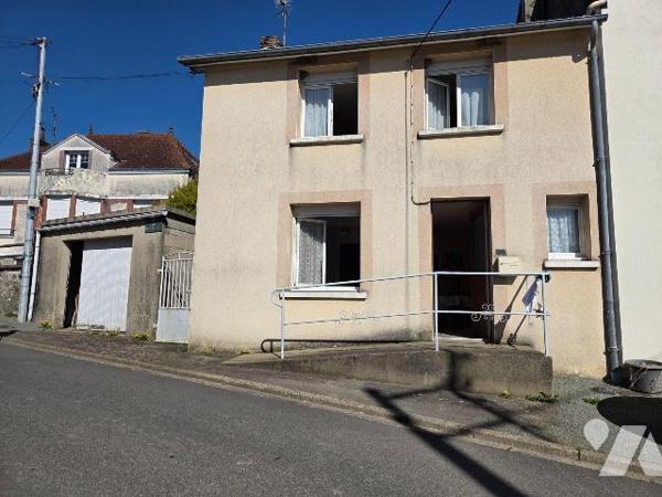 10 min. VILLAINES-LA-JUHEL (53), maison de bourg avec cuisine aménagée + espace repas, salon/sé...