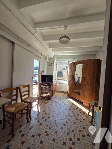 10 min. VILLAINES-LA-JUHEL (53), maison de bourg avec cuisine aménagée + espace repas, salon/sé...