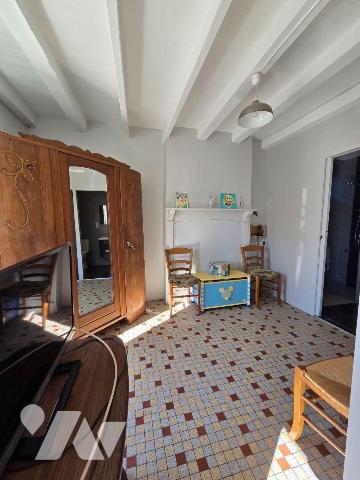 10 min. VILLAINES-LA-JUHEL (53), maison de bourg avec cuisine aménagée + espace repas, salon/sé...