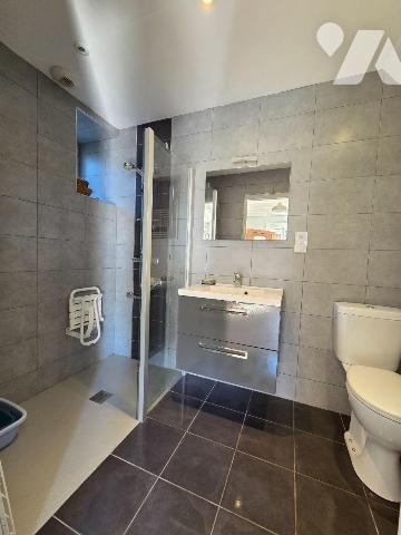 10 min. VILLAINES-LA-JUHEL (53), maison de bourg avec cuisine aménagée + espace repas, salon/sé...