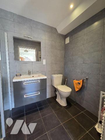 10 min. VILLAINES-LA-JUHEL (53), maison de bourg avec cuisine aménagée + espace repas, salon/sé...