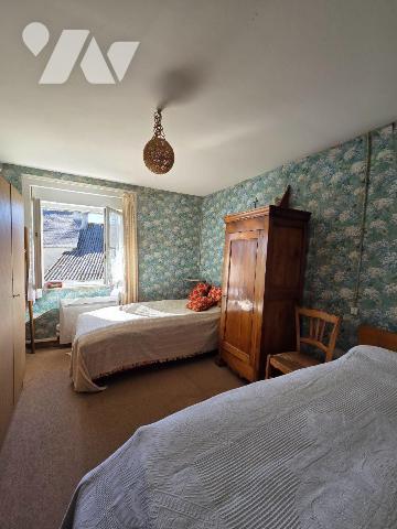 10 min. VILLAINES-LA-JUHEL (53), maison de bourg avec cuisine aménagée + espace repas, salon/sé...