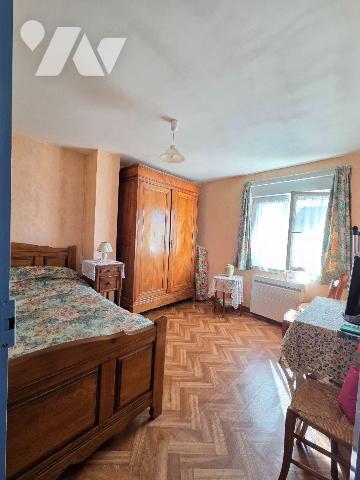 10 min. VILLAINES-LA-JUHEL (53), maison de bourg avec cuisine aménagée + espace repas, salon/sé...