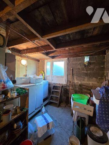 10 min. VILLAINES-LA-JUHEL (53), maison de bourg avec cuisine aménagée + espace repas, salon/sé...