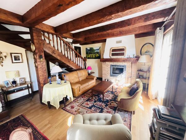 Pont-Aven (29930) Tout le charme de l'ancien et protégée des regards, en plein cœur de la ville.