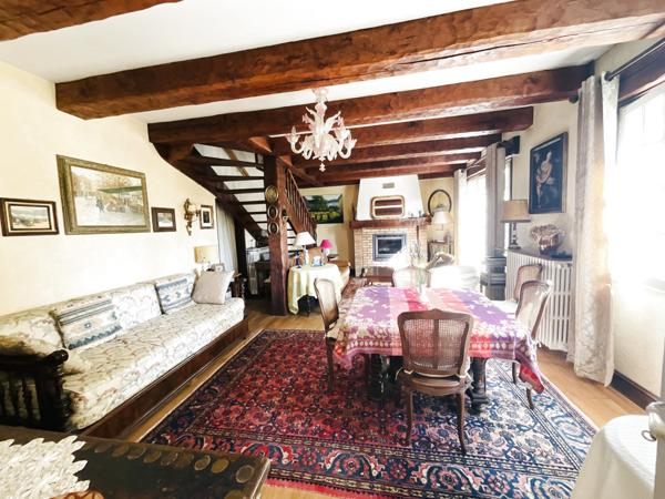 Pont-Aven (29930) Tout le charme de l'ancien et protégée des regards, en plein cœur de la ville.