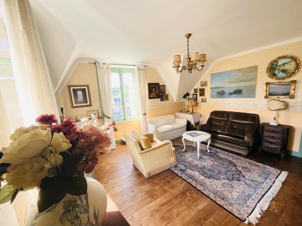 Pont-Aven (29930) Tout le charme de l'ancien et protégée des regards, en plein cœur de la ville.