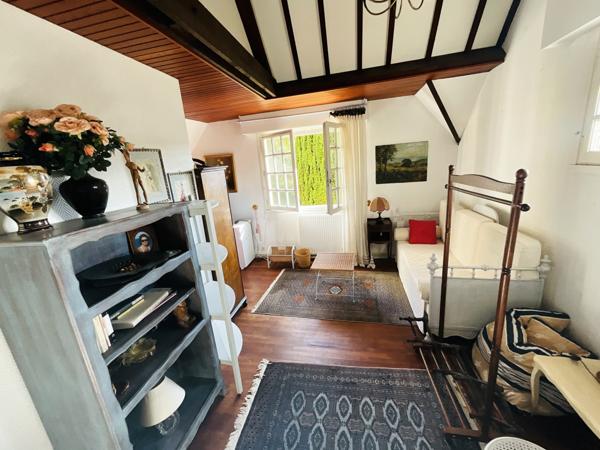 Pont-Aven (29930) Tout le charme de l'ancien et protégée des regards, en plein cœur de la ville.