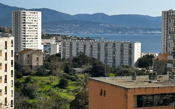 Appartement à vendre    3 pièces • 100,32 m2 Ajaccio