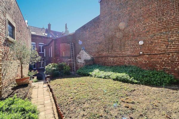 Charmante maison de ville atypique, sans vis-à-vis, 5 chambres, jardin et garage ! A ne pas manquer .