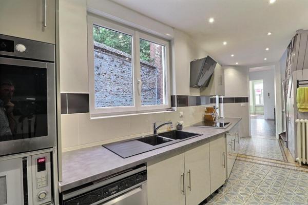 Charmante maison de ville atypique, sans vis-à-vis, 5 chambres, jardin et garage ! A ne pas manquer .