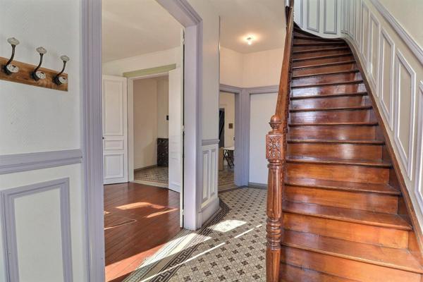 Charmante maison de ville atypique, sans vis-à-vis, 5 chambres, jardin et garage ! A ne pas manquer .