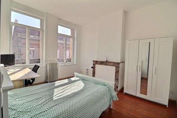 Charmante maison de ville atypique, sans vis-à-vis, 5 chambres, jardin et garage ! A ne pas manquer .