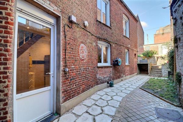 Charmante maison de ville atypique, sans vis-à-vis, 5 chambres, jardin et garage ! A ne pas manquer .