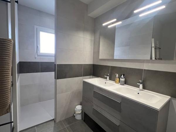 Maison de plain-pied spacieuse 6 chambres - double garage