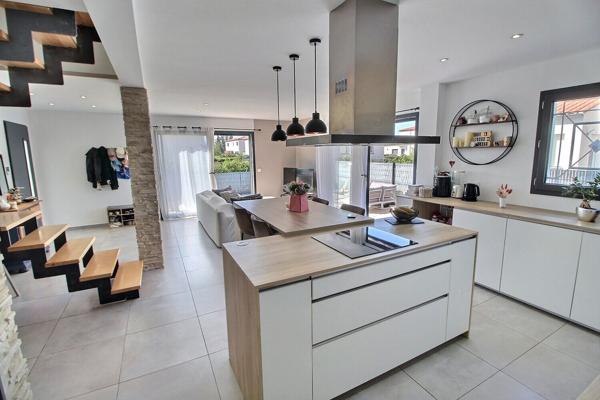 A VENDRE CLAIRA VILLA F4 CONTEMPORAINE SUR TERRAIN 3 FACES AVEC PISCINE.