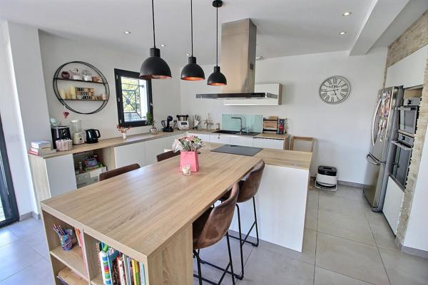 A VENDRE CLAIRA VILLA F4 CONTEMPORAINE SUR TERRAIN 3 FACES AVEC PISCINE.