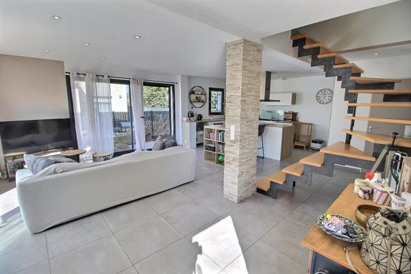 A VENDRE CLAIRA VILLA F4 CONTEMPORAINE SUR TERRAIN 3 FACES AVEC PISCINE.