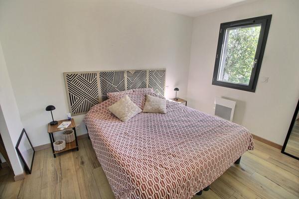 A VENDRE CLAIRA VILLA F4 CONTEMPORAINE SUR TERRAIN 3 FACES AVEC PISCINE.
