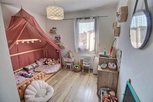 A VENDRE CLAIRA VILLA F4 CONTEMPORAINE SUR TERRAIN 3 FACES AVEC PISCINE.
