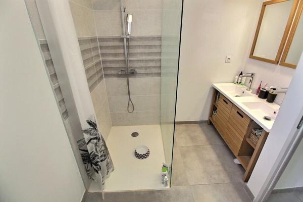 A VENDRE CLAIRA VILLA F4 CONTEMPORAINE SUR TERRAIN 3 FACES AVEC PISCINE.
