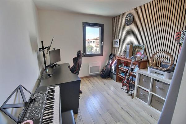 A VENDRE CLAIRA VILLA F4 CONTEMPORAINE SUR TERRAIN 3 FACES AVEC PISCINE.