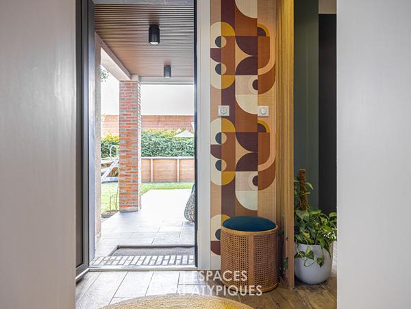 Maison rénovée avec extension cubique, jardin et piscine