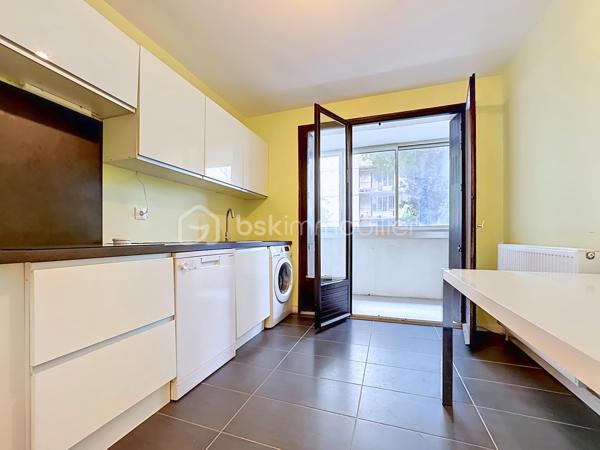 Un emplacement recherché, des prestations de qualité et une excellente rentabilité !

Situé dans une copropriété sécurisée, récemment ravalée avec isolation thermique par l'extérieur, découvrez ce bel appartement traversant de 81 m², lumineux, parfaitement entretenu et idéal aussi bien pour une résidence principale que pour un investissement locatif performant.

À seulement quelques minutes à pied du tram E, des lignes de bus C5, de l'École primaire internationale, du lycée Vaucanson, des commerces et de toutes les commodités, ce bien bénéficie d'un emplacement privilégié.

Il se compose de :

* Une spacieuse entrée avec placard de rangement.
* Un séjour lumineux ouvrant sur un **grand balcon exposé plein Sud d'environ 10 m².
* Une cuisine indépendante entièrement équipée avec loggia.
* Trois belles chambres, dont une avec placard intégré.
* Un couloir avec de nombreux rangements.
* Une salle de bains contemporaine.
* Un WC séparé.

Les + qui font la différence :

✅ Appartement traversant, lumineux toute la journée.
✅ Résidence sécurisée avec isolation thermique par l'extérieur et ravalement déjà réalisés (aucun gros travaux de copropriété à prévoir).
✅ Parking privé ferm au sein de la résidence.
✅ Cave privative.
✅ Double vitrage PVC.
✅ Volets roulants électriques côté Sud.
✅ Parquet stratifié.
✅ Chauffage collectif, eau chaude et eau froide compris dans les charges.

Informations pratiques :

Surface : 81 m²
1er étage
Charges de copropriété : 226 €/mois(chauffage, eau chaude et eau froide inclus)*
Taxe foncière : 2 035 €

Un bien idéal pour :

🏠 Une famille recherchant un appartement spacieux, proche des écoles et des transports.

📈 Un investisseur souhaitant bénéficier d'une rentabilité estimée autour de 7 %, grâce à un secteur très recherché et une forte demande locative.

Une opportunité rare alliant emplacement, confort, stationnement privatif et excellent potentiel. 
Contactez-moi dès aujourd'hui pour organiser une visite !