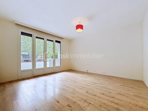 Un emplacement recherché, des prestations de qualité et une excellente rentabilité !

Situé dans une copropriété sécurisée, récemment ravalée avec isolation thermique par l'extérieur, découvrez ce bel appartement traversant de 81 m², lumineux, parfaitement entretenu et idéal aussi bien pour une résidence principale que pour un investissement locatif performant.

À seulement quelques minutes à pied du tram E, des lignes de bus C5, de l'École primaire internationale, du lycée Vaucanson, des commerces et de toutes les commodités, ce bien bénéficie d'un emplacement privilégié.

Il se compose de :

* Une spacieuse entrée avec placard de rangement.
* Un séjour lumineux ouvrant sur un **grand balcon exposé plein Sud d'environ 10 m².
* Une cuisine indépendante entièrement équipée avec loggia.
* Trois belles chambres, dont une avec placard intégré.
* Un couloir avec de nombreux rangements.
* Une salle de bains contemporaine.
* Un WC séparé.

Les + qui font la différence :

✅ Appartement traversant, lumineux toute la journée.
✅ Résidence sécurisée avec isolation thermique par l'extérieur et ravalement déjà réalisés (aucun gros travaux de copropriété à prévoir).
✅ Parking privé ferm au sein de la résidence.
✅ Cave privative.
✅ Double vitrage PVC.
✅ Volets roulants électriques côté Sud.
✅ Parquet stratifié.
✅ Chauffage collectif, eau chaude et eau froide compris dans les charges.

Informations pratiques :

Surface : 81 m²
1er étage
Charges de copropriété : 226 €/mois(chauffage, eau chaude et eau froide inclus)*
Taxe foncière : 2 035 €

Un bien idéal pour :

🏠 Une famille recherchant un appartement spacieux, proche des écoles et des transports.

📈 Un investisseur souhaitant bénéficier d'une rentabilité estimée autour de 7 %, grâce à un secteur très recherché et une forte demande locative.

Une opportunité rare alliant emplacement, confort, stationnement privatif et excellent potentiel. 
Contactez-moi dès aujourd'hui pour organiser une visite !
