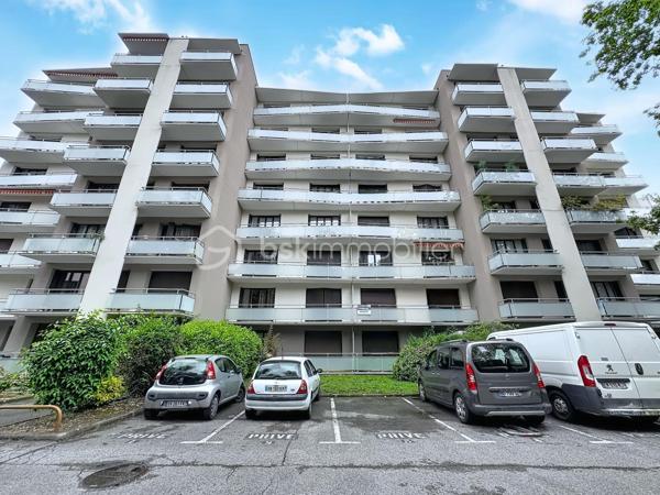 Un emplacement recherché, des prestations de qualité et une excellente rentabilité !

Situé dans une copropriété sécurisée, récemment ravalée avec isolation thermique par l'extérieur, découvrez ce bel appartement traversant de 81 m², lumineux, parfaitement entretenu et idéal aussi bien pour une résidence principale que pour un investissement locatif performant.

À seulement quelques minutes à pied du tram E, des lignes de bus C5, de l'École primaire internationale, du lycée Vaucanson, des commerces et de toutes les commodités, ce bien bénéficie d'un emplacement privilégié.

Il se compose de :

* Une spacieuse entrée avec placard de rangement.
* Un séjour lumineux ouvrant sur un **grand balcon exposé plein Sud d'environ 10 m².
* Une cuisine indépendante entièrement équipée avec loggia.
* Trois belles chambres, dont une avec placard intégré.
* Un couloir avec de nombreux rangements.
* Une salle de bains contemporaine.
* Un WC séparé.

Les + qui font la différence :

✅ Appartement traversant, lumineux toute la journée.
✅ Résidence sécurisée avec isolation thermique par l'extérieur et ravalement déjà réalisés (aucun gros travaux de copropriété à prévoir).
✅ Parking privé ferm au sein de la résidence.
✅ Cave privative.
✅ Double vitrage PVC.
✅ Volets roulants électriques côté Sud.
✅ Parquet stratifié.
✅ Chauffage collectif, eau chaude et eau froide compris dans les charges.

Informations pratiques :

Surface : 81 m²
1er étage
Charges de copropriété : 226 €/mois(chauffage, eau chaude et eau froide inclus)*
Taxe foncière : 2 035 €

Un bien idéal pour :

🏠 Une famille recherchant un appartement spacieux, proche des écoles et des transports.

📈 Un investisseur souhaitant bénéficier d'une rentabilité estimée autour de 7 %, grâce à un secteur très recherché et une forte demande locative.

Une opportunité rare alliant emplacement, confort, stationnement privatif et excellent potentiel. 
Contactez-moi dès aujourd'hui pour organiser une visite !