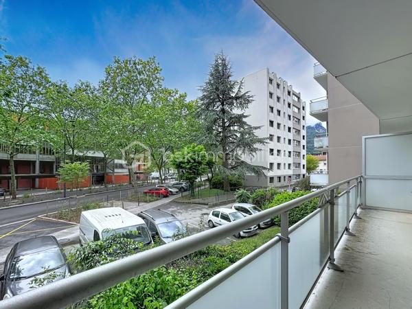 Un emplacement recherché, des prestations de qualité et une excellente rentabilité !

Situé dans une copropriété sécurisée, récemment ravalée avec isolation thermique par l'extérieur, découvrez ce bel appartement traversant de 81 m², lumineux, parfaitement entretenu et idéal aussi bien pour une résidence principale que pour un investissement locatif performant.

À seulement quelques minutes à pied du tram E, des lignes de bus C5, de l'École primaire internationale, du lycée Vaucanson, des commerces et de toutes les commodités, ce bien bénéficie d'un emplacement privilégié.

Il se compose de :

* Une spacieuse entrée avec placard de rangement.
* Un séjour lumineux ouvrant sur un **grand balcon exposé plein Sud d'environ 10 m².
* Une cuisine indépendante entièrement équipée avec loggia.
* Trois belles chambres, dont une avec placard intégré.
* Un couloir avec de nombreux rangements.
* Une salle de bains contemporaine.
* Un WC séparé.

Les + qui font la différence :

✅ Appartement traversant, lumineux toute la journée.
✅ Résidence sécurisée avec isolation thermique par l'extérieur et ravalement déjà réalisés (aucun gros travaux de copropriété à prévoir).
✅ Parking privé ferm au sein de la résidence.
✅ Cave privative.
✅ Double vitrage PVC.
✅ Volets roulants électriques côté Sud.
✅ Parquet stratifié.
✅ Chauffage collectif, eau chaude et eau froide compris dans les charges.

Informations pratiques :

Surface : 81 m²
1er étage
Charges de copropriété : 226 €/mois(chauffage, eau chaude et eau froide inclus)*
Taxe foncière : 2 035 €

Un bien idéal pour :

🏠 Une famille recherchant un appartement spacieux, proche des écoles et des transports.

📈 Un investisseur souhaitant bénéficier d'une rentabilité estimée autour de 7 %, grâce à un secteur très recherché et une forte demande locative.

Une opportunité rare alliant emplacement, confort, stationnement privatif et excellent potentiel. 
Contactez-moi dès aujourd'hui pour organiser une visite !