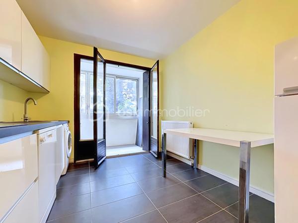 Un emplacement recherché, des prestations de qualité et une excellente rentabilité !

Situé dans une copropriété sécurisée, récemment ravalée avec isolation thermique par l'extérieur, découvrez ce bel appartement traversant de 81 m², lumineux, parfaitement entretenu et idéal aussi bien pour une résidence principale que pour un investissement locatif performant.

À seulement quelques minutes à pied du tram E, des lignes de bus C5, de l'École primaire internationale, du lycée Vaucanson, des commerces et de toutes les commodités, ce bien bénéficie d'un emplacement privilégié.

Il se compose de :

* Une spacieuse entrée avec placard de rangement.
* Un séjour lumineux ouvrant sur un **grand balcon exposé plein Sud d'environ 10 m².
* Une cuisine indépendante entièrement équipée avec loggia.
* Trois belles chambres, dont une avec placard intégré.
* Un couloir avec de nombreux rangements.
* Une salle de bains contemporaine.
* Un WC séparé.

Les + qui font la différence :

✅ Appartement traversant, lumineux toute la journée.
✅ Résidence sécurisée avec isolation thermique par l'extérieur et ravalement déjà réalisés (aucun gros travaux de copropriété à prévoir).
✅ Parking privé ferm au sein de la résidence.
✅ Cave privative.
✅ Double vitrage PVC.
✅ Volets roulants électriques côté Sud.
✅ Parquet stratifié.
✅ Chauffage collectif, eau chaude et eau froide compris dans les charges.

Informations pratiques :

Surface : 81 m²
1er étage
Charges de copropriété : 226 €/mois(chauffage, eau chaude et eau froide inclus)*
Taxe foncière : 2 035 €

Un bien idéal pour :

🏠 Une famille recherchant un appartement spacieux, proche des écoles et des transports.

📈 Un investisseur souhaitant bénéficier d'une rentabilité estimée autour de 7 %, grâce à un secteur très recherché et une forte demande locative.

Une opportunité rare alliant emplacement, confort, stationnement privatif et excellent potentiel. 
Contactez-moi dès aujourd'hui pour organiser une visite !