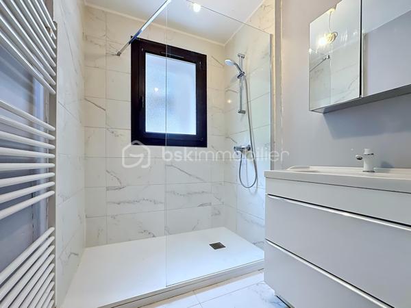 Un emplacement recherché, des prestations de qualité et une excellente rentabilité !

Situé dans une copropriété sécurisée, récemment ravalée avec isolation thermique par l'extérieur, découvrez ce bel appartement traversant de 81 m², lumineux, parfaitement entretenu et idéal aussi bien pour une résidence principale que pour un investissement locatif performant.

À seulement quelques minutes à pied du tram E, des lignes de bus C5, de l'École primaire internationale, du lycée Vaucanson, des commerces et de toutes les commodités, ce bien bénéficie d'un emplacement privilégié.

Il se compose de :

* Une spacieuse entrée avec placard de rangement.
* Un séjour lumineux ouvrant sur un **grand balcon exposé plein Sud d'environ 10 m².
* Une cuisine indépendante entièrement équipée avec loggia.
* Trois belles chambres, dont une avec placard intégré.
* Un couloir avec de nombreux rangements.
* Une salle de bains contemporaine.
* Un WC séparé.

Les + qui font la différence :

✅ Appartement traversant, lumineux toute la journée.
✅ Résidence sécurisée avec isolation thermique par l'extérieur et ravalement déjà réalisés (aucun gros travaux de copropriété à prévoir).
✅ Parking privé ferm au sein de la résidence.
✅ Cave privative.
✅ Double vitrage PVC.
✅ Volets roulants électriques côté Sud.
✅ Parquet stratifié.
✅ Chauffage collectif, eau chaude et eau froide compris dans les charges.

Informations pratiques :

Surface : 81 m²
1er étage
Charges de copropriété : 226 €/mois(chauffage, eau chaude et eau froide inclus)*
Taxe foncière : 2 035 €

Un bien idéal pour :

🏠 Une famille recherchant un appartement spacieux, proche des écoles et des transports.

📈 Un investisseur souhaitant bénéficier d'une rentabilité estimée autour de 7 %, grâce à un secteur très recherché et une forte demande locative.

Une opportunité rare alliant emplacement, confort, stationnement privatif et excellent potentiel. 
Contactez-moi dès aujourd'hui pour organiser une visite !
