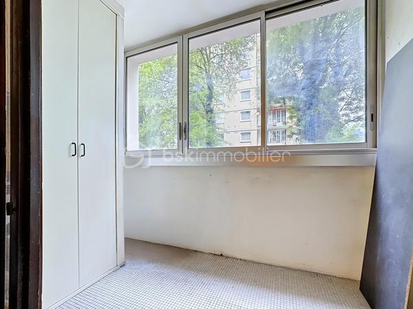 Un emplacement recherché, des prestations de qualité et une excellente rentabilité !

Situé dans une copropriété sécurisée, récemment ravalée avec isolation thermique par l'extérieur, découvrez ce bel appartement traversant de 81 m², lumineux, parfaitement entretenu et idéal aussi bien pour une résidence principale que pour un investissement locatif performant.

À seulement quelques minutes à pied du tram E, des lignes de bus C5, de l'École primaire internationale, du lycée Vaucanson, des commerces et de toutes les commodités, ce bien bénéficie d'un emplacement privilégié.

Il se compose de :

* Une spacieuse entrée avec placard de rangement.
* Un séjour lumineux ouvrant sur un **grand balcon exposé plein Sud d'environ 10 m².
* Une cuisine indépendante entièrement équipée avec loggia.
* Trois belles chambres, dont une avec placard intégré.
* Un couloir avec de nombreux rangements.
* Une salle de bains contemporaine.
* Un WC séparé.

Les + qui font la différence :

✅ Appartement traversant, lumineux toute la journée.
✅ Résidence sécurisée avec isolation thermique par l'extérieur et ravalement déjà réalisés (aucun gros travaux de copropriété à prévoir).
✅ Parking privé ferm au sein de la résidence.
✅ Cave privative.
✅ Double vitrage PVC.
✅ Volets roulants électriques côté Sud.
✅ Parquet stratifié.
✅ Chauffage collectif, eau chaude et eau froide compris dans les charges.

Informations pratiques :

Surface : 81 m²
1er étage
Charges de copropriété : 226 €/mois(chauffage, eau chaude et eau froide inclus)*
Taxe foncière : 2 035 €

Un bien idéal pour :

🏠 Une famille recherchant un appartement spacieux, proche des écoles et des transports.

📈 Un investisseur souhaitant bénéficier d'une rentabilité estimée autour de 7 %, grâce à un secteur très recherché et une forte demande locative.

Une opportunité rare alliant emplacement, confort, stationnement privatif et excellent potentiel. 
Contactez-moi dès aujourd'hui pour organiser une visite !