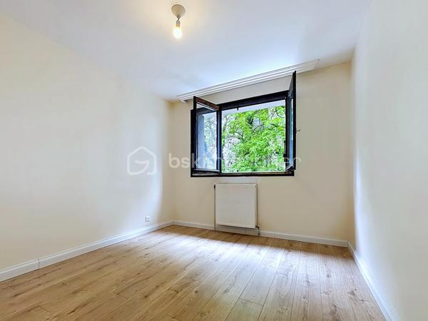 Un emplacement recherché, des prestations de qualité et une excellente rentabilité !

Situé dans une copropriété sécurisée, récemment ravalée avec isolation thermique par l'extérieur, découvrez ce bel appartement traversant de 81 m², lumineux, parfaitement entretenu et idéal aussi bien pour une résidence principale que pour un investissement locatif performant.

À seulement quelques minutes à pied du tram E, des lignes de bus C5, de l'École primaire internationale, du lycée Vaucanson, des commerces et de toutes les commodités, ce bien bénéficie d'un emplacement privilégié.

Il se compose de :

* Une spacieuse entrée avec placard de rangement.
* Un séjour lumineux ouvrant sur un **grand balcon exposé plein Sud d'environ 10 m².
* Une cuisine indépendante entièrement équipée avec loggia.
* Trois belles chambres, dont une avec placard intégré.
* Un couloir avec de nombreux rangements.
* Une salle de bains contemporaine.
* Un WC séparé.

Les + qui font la différence :

✅ Appartement traversant, lumineux toute la journée.
✅ Résidence sécurisée avec isolation thermique par l'extérieur et ravalement déjà réalisés (aucun gros travaux de copropriété à prévoir).
✅ Parking privé ferm au sein de la résidence.
✅ Cave privative.
✅ Double vitrage PVC.
✅ Volets roulants électriques côté Sud.
✅ Parquet stratifié.
✅ Chauffage collectif, eau chaude et eau froide compris dans les charges.

Informations pratiques :

Surface : 81 m²
1er étage
Charges de copropriété : 226 €/mois(chauffage, eau chaude et eau froide inclus)*
Taxe foncière : 2 035 €

Un bien idéal pour :

🏠 Une famille recherchant un appartement spacieux, proche des écoles et des transports.

📈 Un investisseur souhaitant bénéficier d'une rentabilité estimée autour de 7 %, grâce à un secteur très recherché et une forte demande locative.

Une opportunité rare alliant emplacement, confort, stationnement privatif et excellent potentiel. 
Contactez-moi dès aujourd'hui pour organiser une visite !