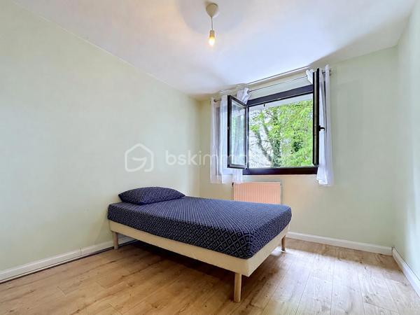 Un emplacement recherché, des prestations de qualité et une excellente rentabilité !

Situé dans une copropriété sécurisée, récemment ravalée avec isolation thermique par l'extérieur, découvrez ce bel appartement traversant de 81 m², lumineux, parfaitement entretenu et idéal aussi bien pour une résidence principale que pour un investissement locatif performant.

À seulement quelques minutes à pied du tram E, des lignes de bus C5, de l'École primaire internationale, du lycée Vaucanson, des commerces et de toutes les commodités, ce bien bénéficie d'un emplacement privilégié.

Il se compose de :

* Une spacieuse entrée avec placard de rangement.
* Un séjour lumineux ouvrant sur un **grand balcon exposé plein Sud d'environ 10 m².
* Une cuisine indépendante entièrement équipée avec loggia.
* Trois belles chambres, dont une avec placard intégré.
* Un couloir avec de nombreux rangements.
* Une salle de bains contemporaine.
* Un WC séparé.

Les + qui font la différence :

✅ Appartement traversant, lumineux toute la journée.
✅ Résidence sécurisée avec isolation thermique par l'extérieur et ravalement déjà réalisés (aucun gros travaux de copropriété à prévoir).
✅ Parking privé ferm au sein de la résidence.
✅ Cave privative.
✅ Double vitrage PVC.
✅ Volets roulants électriques côté Sud.
✅ Parquet stratifié.
✅ Chauffage collectif, eau chaude et eau froide compris dans les charges.

Informations pratiques :

Surface : 81 m²
1er étage
Charges de copropriété : 226 €/mois(chauffage, eau chaude et eau froide inclus)*
Taxe foncière : 2 035 €

Un bien idéal pour :

🏠 Une famille recherchant un appartement spacieux, proche des écoles et des transports.

📈 Un investisseur souhaitant bénéficier d'une rentabilité estimée autour de 7 %, grâce à un secteur très recherché et une forte demande locative.

Une opportunité rare alliant emplacement, confort, stationnement privatif et excellent potentiel. 
Contactez-moi dès aujourd'hui pour organiser une visite !